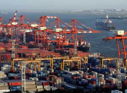 Contenedores y barcos en el puerto comercial de Tokio, uno de los de mayor tráfico del mundo.