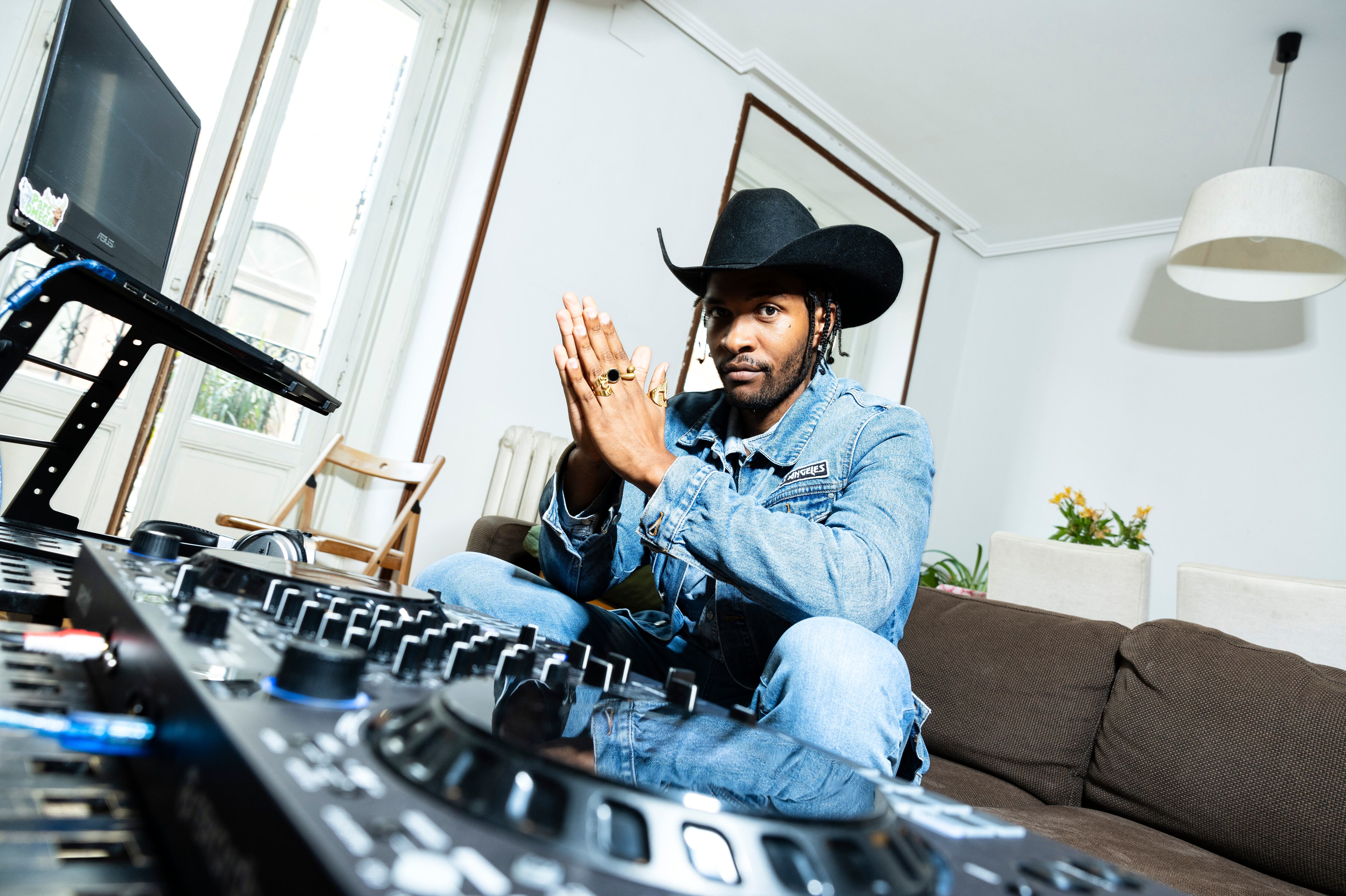 Marc Collins, DJ Materia Prima, en su casa de Madrid.   
