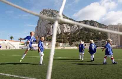 Un grupo de niños disputa un partido en el Victoria Stadium de Gibraltar.
