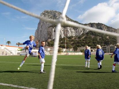 Un grupo de niños disputa un partido en el Victoria Stadium de Gibraltar.