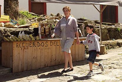 Carmen Maura y el joven actor Santiago Barón.