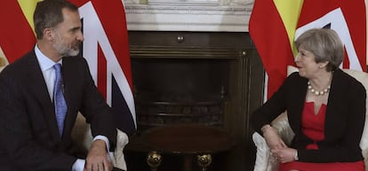 El rey Felipe junto a la primera ministra brit&aacute;nica, Theresa May, en el 10 de Downing Street.