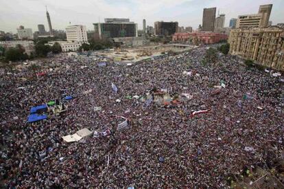 Decenas de miles de personas protestan, este viernes, en Tahrir contra la candidatura de Suleimán, que fue el 'número dos' de Mubarak.