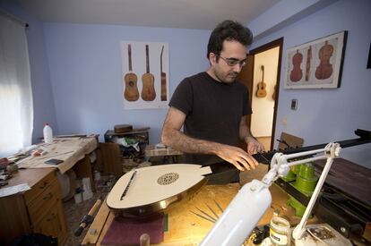 Demien, luthier, en el taller donde trabaja en Olmeda de las Fuentes.