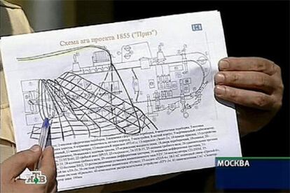 El jefe adjunto del Estado Mayor de la Armada rusa, Vladímir Pepeliáyev, muestra un gráfico de la situación.