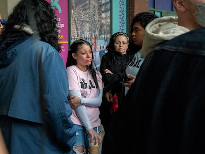 Trabajadores del almacén LDJ5 de Amazon en Staten Island (Nueva York), este lunes tras conocer el resultado de la votación.