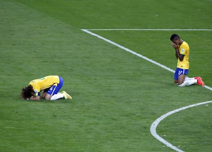 David Luiz (i)  y Luiz Gustavo (d) muestran su desolaci&oacute;n sobre el c&eacute;sped. 