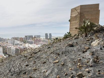 Zona arrasada por el fuego en la monta&ntilde;a de Cullera.