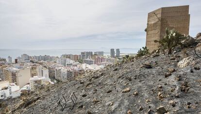 Zona arrasada por el fuego en la montaña de Cullera.