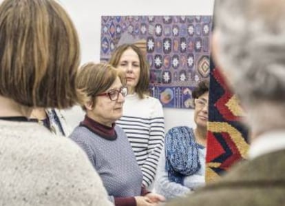 Teresa Lanceta, en el centro, durante la presentación de la muestra <em>La alfombra española del siglo XV</em>, en Espacio Mínimo. |