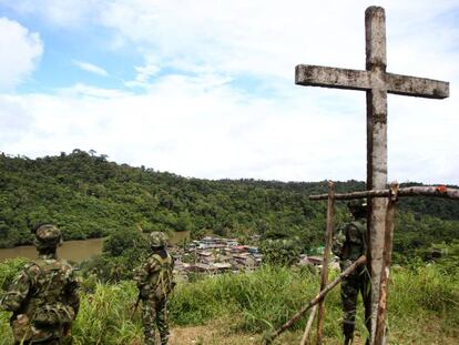 Un grupo de soldados vigilan el Valle del Cauca (Colombia) tras la captura de varias toneladas de droga. 