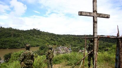 Un grupo de soldados vigilan el Valle del Cauca (Colombia) tras la captura de varias toneladas de droga. 