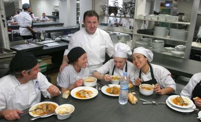 Martin Berasategi charlando a la hora de la comida con los aprendices de cocina.