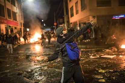 Un hombre arroja piedras a la policía durante las protestas. Javier Humberto Ordóñez, de 46 años, murió en el hospital luego de recibir repetidas descargas eléctricas.  