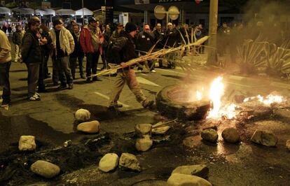 Un piquete coloca una barricada en las inmediaciones del mercado mayorista Mercamálaga durante la jornada de huelga general del 14-N.