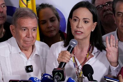 La líder opositora María Corina Machado y Edmundo González ofrecen una rueda de prensa después de que las autoridades electorales dieran los resultados.