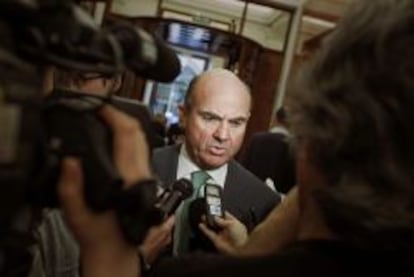 El ministro de Econom&iacute;a, Luis de Guindos durante unas declaraciones a los periodistas en los pasillos del Congreso en abril de 2013. 