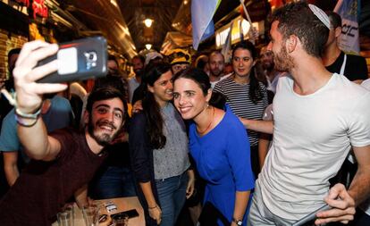 Ayelet Shaked, rodeada de simpatizantes, el 31 de agosto en un mercado de Jerusalén.