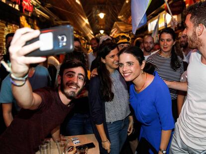 Ayelet Shaked, rodeada de simpatizantes, el 31 de agosto en un mercado de Jerusalén.