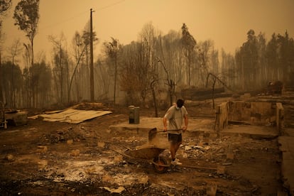 Yeremy Escanilla, habitante de Santa Juana, trabaja en la limpieza de los escombros de su casa, destruida por los incendios forestales. 