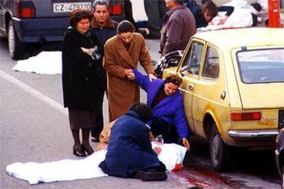 Familiares de Salvatore Valente, jefe de la Ndrangheta (Mafia calabresa), lloran sobre su cadáver en febrero de 2000.