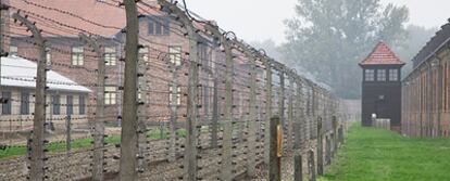 Vallas del campo de exterminio nazi de Auschwitz-Birkenau, en Oswiecim (Polonia), en la actualidad convertido en monumento conmemorativo  y museo.