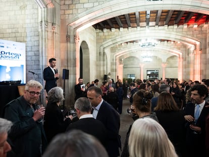 Momento del cóctel, tras la entrega de los Premios Ortega y Gasset en el Ayuntamiento de Barcelona.