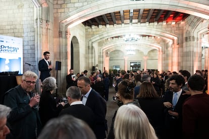 Momento del cóctel, tras la entrega de los Premios Ortega y Gasset este martes en el Ayuntamiento de Barcelona.