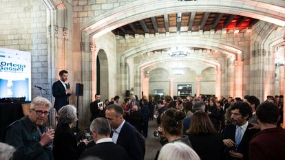 Momento del cóctel, tras la entrega de los Premios Ortega y Gasset en el Ayuntamiento de Barcelona.