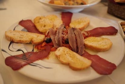 'Esgarraet' acompañado de anchoas y mojama. No tiene fallo