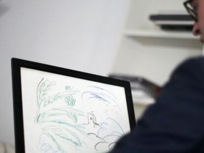 Un especialista de Christie’s sostiene una de las piezas que ha tasado estos días en Madrid.