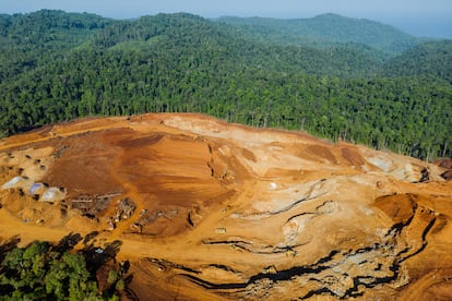 Indonesia es el mayor productor mundial de níquel y posee el 15% de los recursos mundiales de níquel laterítico, cuya demanda es actualmente elevada porque es uno de los componentes que se necesitan para la fabricación de baterías de vehículos eléctricos. En la imagen, excavadoras en una explotación minera de níquel en Morowali (Sulawesi Central, Indonesia), el pasado octubre.