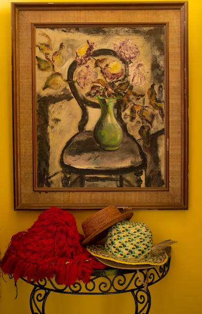 Aquí, varios sombreros adquiridos por Beaufre en Bali, Francia, Marruecos y otros países, bajo un cuadro pintado por su madre. 