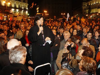 Almudena Grandes, durante su intervención en la Noche de los Teatros de marzo de 2011, en la Puerta del Sol de Madrid.