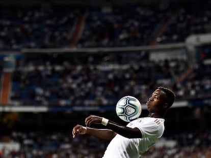 Vinicius controla el balón con el pecho en el partido contra Osasuna.