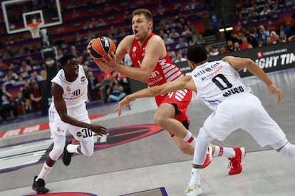 Sasha Vezenkov pasa entre Eli Ndiaye y Nigel Williamsen un momento de la final.
