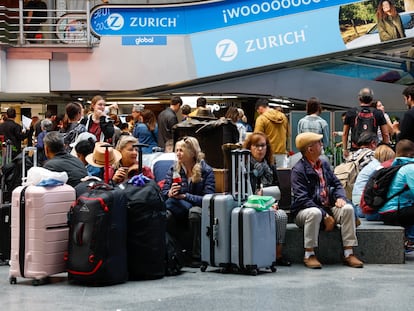 Viajeros del AVE en la estación de Atocha en Madrid, este lunes.