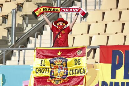 Un aficionado en las gradas del estadio de La Cartuja minutos antes del partido entre España y Polonia.