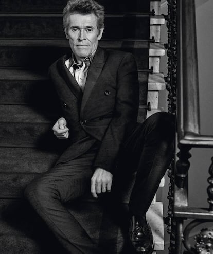 Willem Dafoe, cuatro veces nominado a los Oscar, viste traje y camisa Berluti, calcetines Falke y zapatos Church’s.