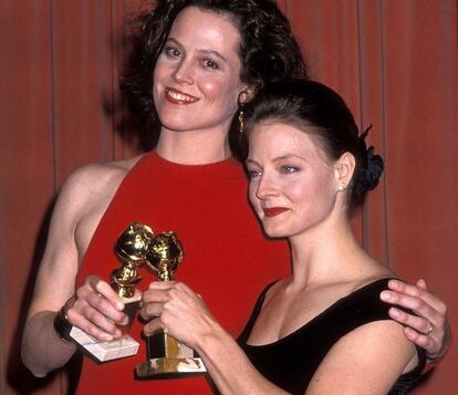 Las actrices Sigourney Weaver (izquierda) y Jodie Foster con los Globos de Oro a Mejor actriz que recibieron conjuntamente en 1989.
