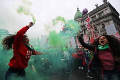 Manifestantes a favor del aborto legal manifiestan frente el Congreso.