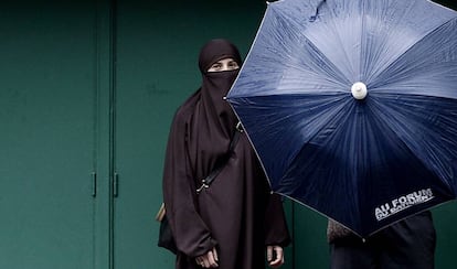 Una mujer con niqab junto a su marido, en París en una imagen de 2014.