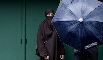 Una mujer con niqab junto a su marido, en París en una imagen de 2014.