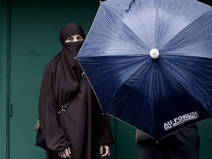 Una mujer con niqab junto a su marido, en París en una imagen de 2014.