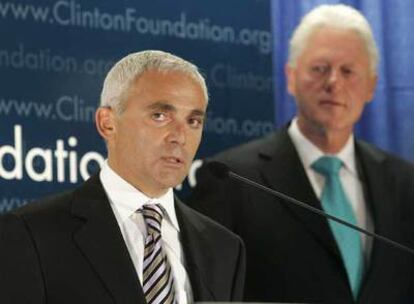 El empresario Frank Giustra, con Bill Clinton en junio pasado.