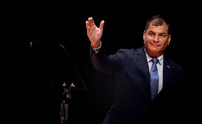 El expresidente ecuatoriano Rafael Correa en una conferencia en Bogot&aacute;.