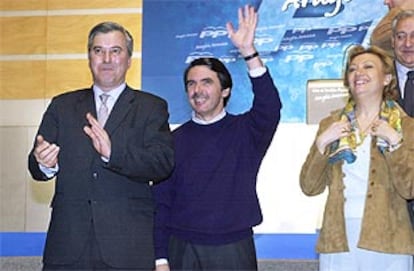 José María Aznar, entre Gustavo Alcalde y Luisa Fernanda Rudi, el sábado pasado en Zaragoza.