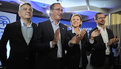 Javier de Andrés, a la izquierda de la imagen con Alfonso Alonso, Dolores de Cospedal y Javier Maroto en Vitoria.