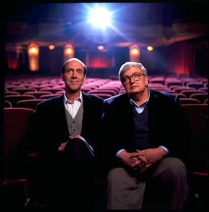 Gene Siskel y Rogert Ebert fotografiados en 1993 en su entorno natural: una sala de cine.
