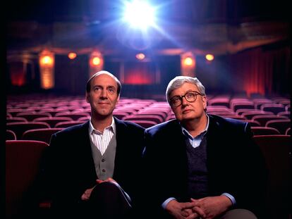 Gene Siskel y Rogert Ebert fotografiados en 1993 en su entorno natural: una sala de cine.